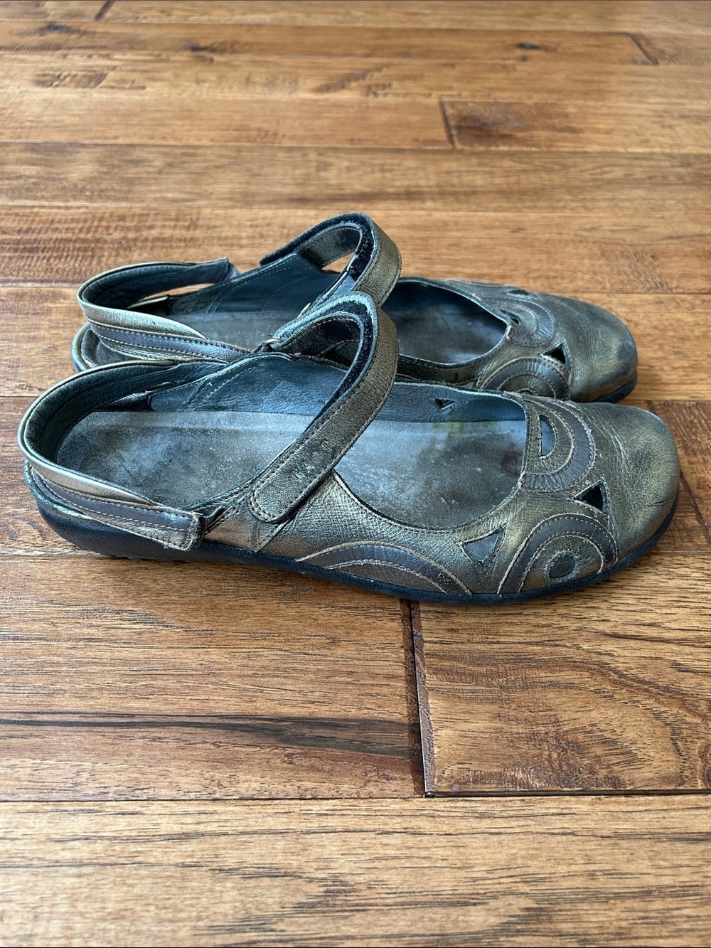 Naot Rongo Slingback Mary Jane Flats Comfort Shoes Metallic Leather Size 42
